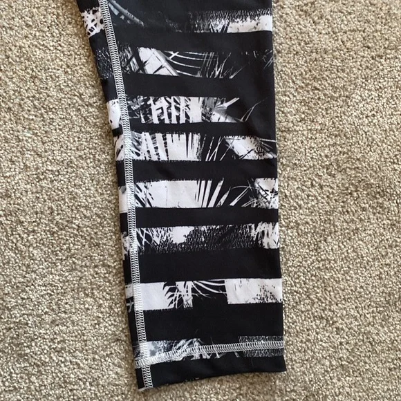 NWOT Lululemon black and white patterned capri leggings. Size 6?? - Picture 4 of 7